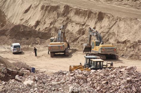 新疆拜城：挖山开路-人民图片网