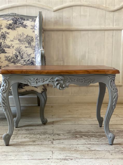 Centre table with delicate rocaille, Louis XV style – Parrot & Lily