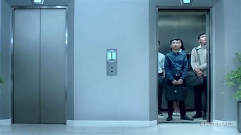 “腿都吓软了” 长沙男子坐电梯突坠9层 物业回应 - 万维读者网
