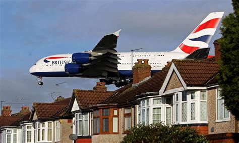 22 World’s Best Plane Spotting Places | Top Viewing Spots