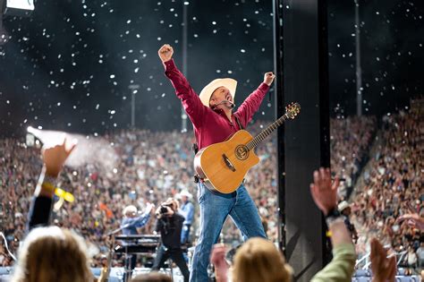 Garth Brooks Announces One-Night-Only Concert Event At 300 Drive-In ...
