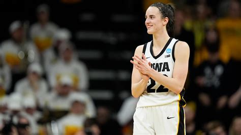 Caitlin Clark wins women's 2024 Wooden Award | weareiowa.com