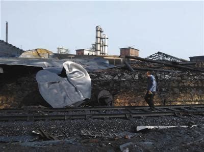 安徽铜陵：冶炼厂关停搬迁 120多米高大烟囱拆除
