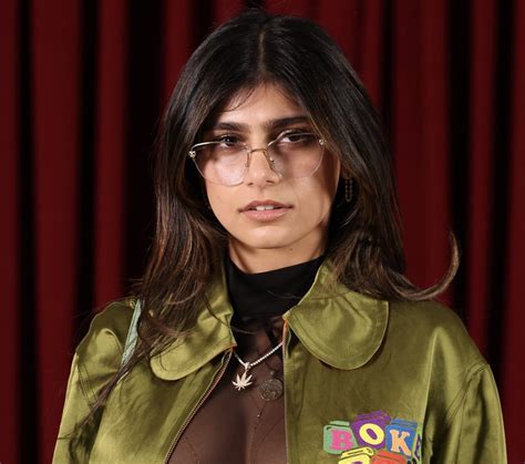 Mia Khalifa flashes her breasts, quoting the words of Megan Thee ...