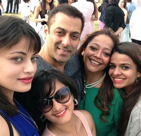 PIX: Genelia, Arpita and Kanchi flaunt their baby bumps! - Rediff.com ...