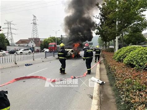 中午杭州一辆新能源汽车冲撞护栏后起火，烧成空架！车内两人送医_杭州网