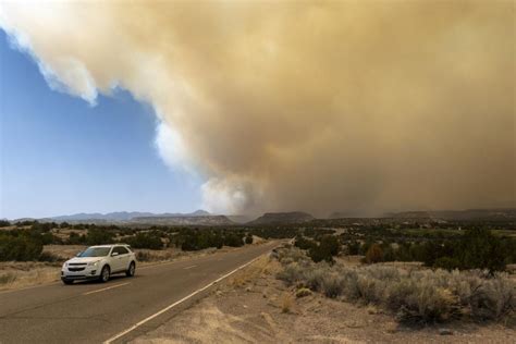 US: Firefighters in New Mexico race to contain massive wildfire