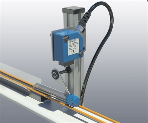 Photoelectric analog reflex sensors detect presence and orientation of