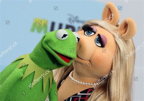 Miss Piggy And Kermit Kissing