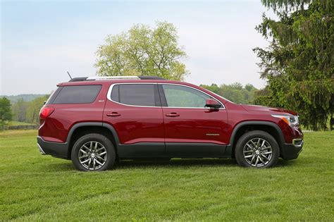2017 Gmc Acadia - 2017 GMC Acadia loses 700 pounds, gains everywhere else ... - Its bold ...