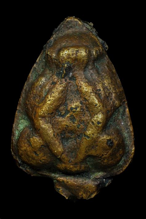 พระเกจิอาจารย์กรุงเทพเนื้อโลหะ : พระปิดตาตะพาบเล็กหลวงพ่อพัก วัดบึงทองหลาง