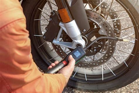 BOSCH Easy Pump 150 psi Tyre Air Pump for Car & Bike Price in India ...