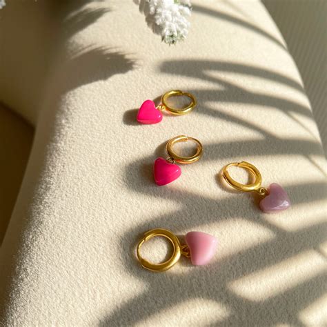 Huggie Heart Hoops (0.5") – HANNAN Jewelry