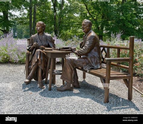 Sculpture of Franklin and Eleanor Roosevelt. National Historic Site ...