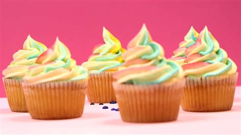 Iridescent Buttercream Tutorial 的图像结果