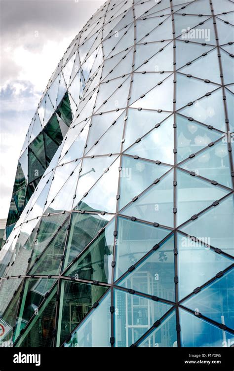 Futuristic Office Building 的图像结果