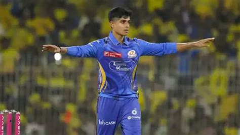 Nita Ambani reaches MI dressing room, rewards local Kerala talent ...