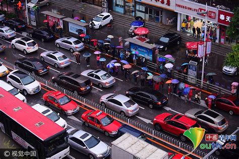 沈阳节后上班首日迎寒潮 雨中道路拥堵如停车场——中国青年网