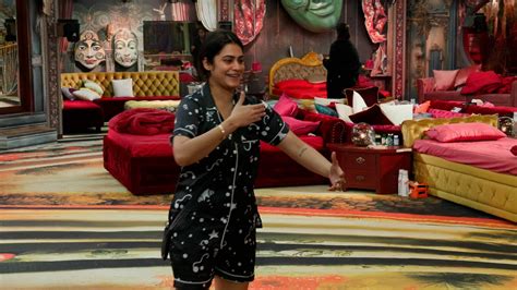 Khandaani vloggers - JioHotstar