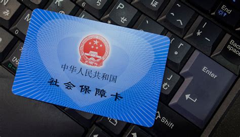 今年至少1亿人领取电子社保卡，人社部：2021年形成“一卡通”|界面新闻 · 中国