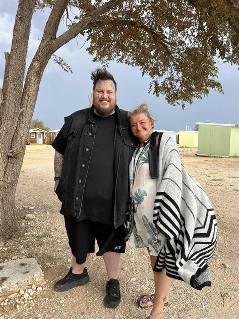 Jelly Roll brought food and smiles to Lubbock homeless shelter ahead of ...