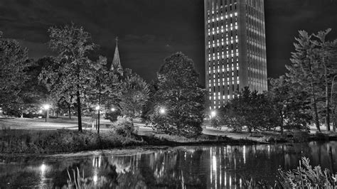 Download wallpaper 1366x768 building, river, night, shore, dark tablet ...