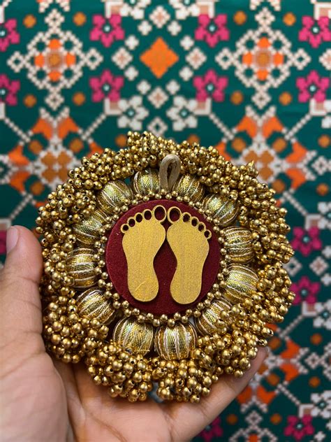 Lakshmi Pagla Mini Pallet + Hanging: Solid Maroon + Maroon Navratna Pa ...
