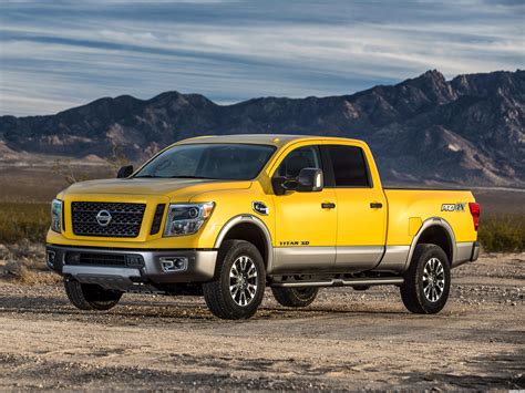 Fotos de Nissan Titan Crew Cab XD Pro4X 2015