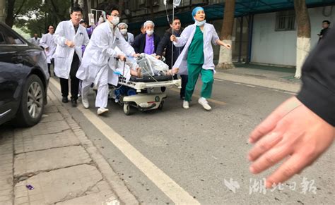 突发！武汉一医生坐诊时被人持刀刺伤 生命垂危_湖北频道_凤凰网
