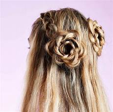 Flower Hairstyles by In Bloom 10 Flower Hairstyles We Re Gushing Now Flower Hairstyles