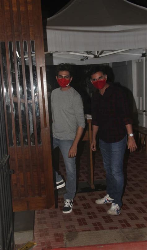 Kartik Aaryan Wore A Pair Of Thick-Heeled Shoes That Added At Least 3 ...