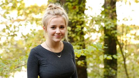 Tiere bis unters Dach: Jule Schuck spielt Nelly Spieker | ARD Mediathek