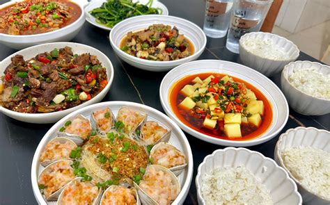 湖南人的晚餐~快来看看这桌菜你能下几碗饭-石头饿了-石头饿了-哔哩哔哩视频