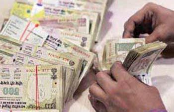 Rupee falls 32 paise against US dollar - India Today
