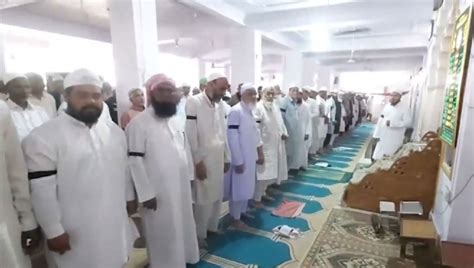 Why are Muslims in India wearing black armbands during Alvida namaz?