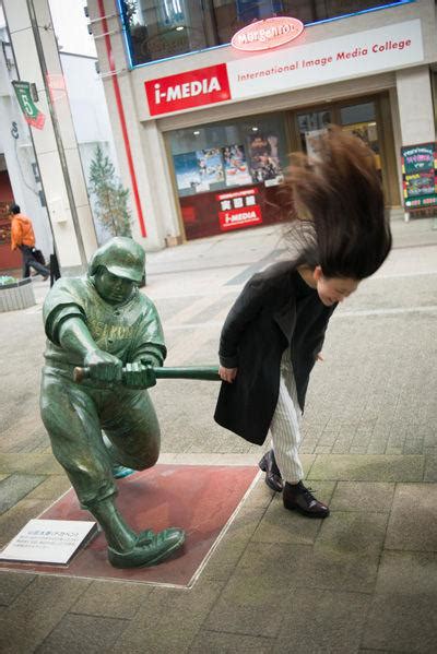 日本女人被打屁屁还那么开心 雕像被玩哭了-搜狐