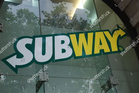 Subway Restaurant Sign 的图像结果
