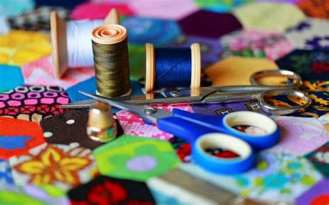 女人亲手缝针缝纫制造业工作纺织品机械生产缝纫机材料古董手工业高清图片下载-正版图片321695724-摄图网