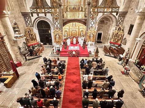 La iglesia de San Ildefonso acoge la Misa del Gallo con una llamada a ...