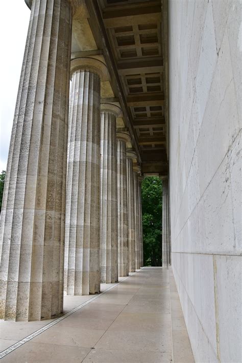 Collum Inside Building 的图像结果