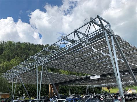 “葡萄架”式光伏车棚在瑞士落成 近日，位于瑞士的一处停车场使用上迈轻质柔性eArc组件完成了首个“葡萄架”式的折叠式光伏车棚。其装机容量达到 ...