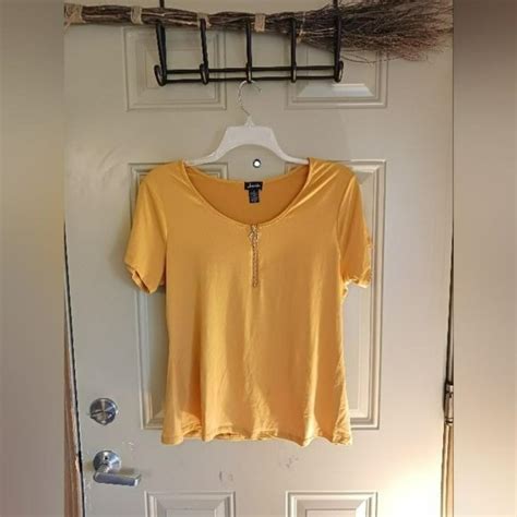 Women's Yellow T-shirt | Depop