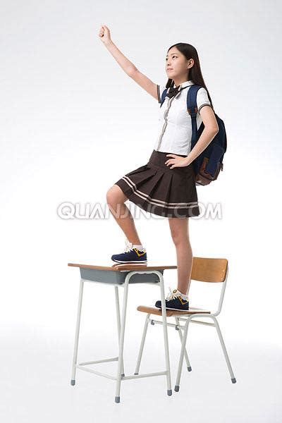 时尚修身棕色短裙款学生校服款式图_中国制服设计网
