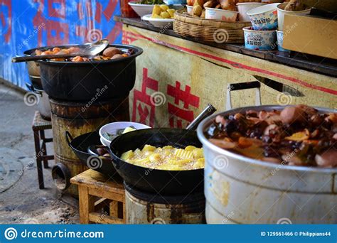 Zhongyi Market Shichang, in Lijiang Old Town, Traditional Chinese ...