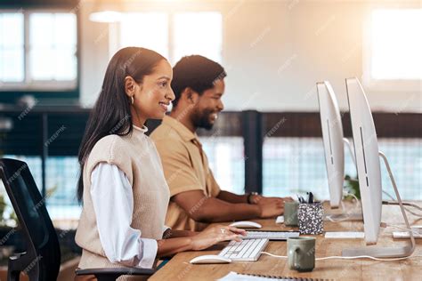 Oficina de coworking feliz y empleados con una computadora trabajando juntos y comunicación en ...