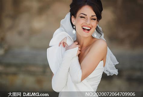 身穿着白色婚纱的幸福美女高清图片_大图网图片素材