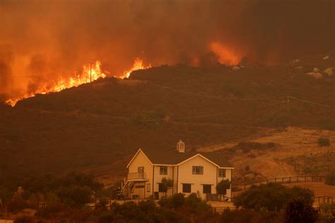 California declara el estado de emergencia por incendios forestales ...