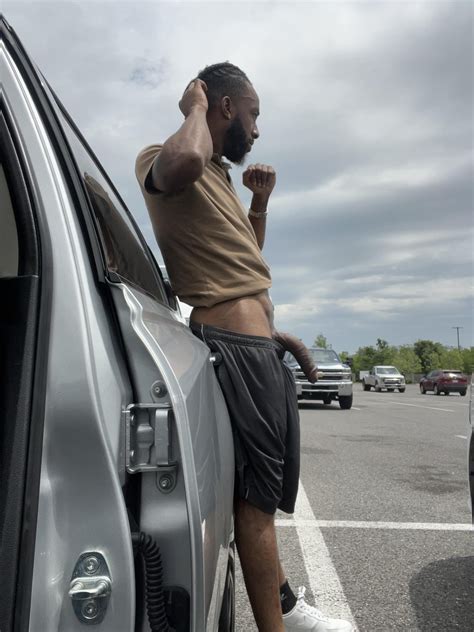 Taking a wizz : r/PublicBoys