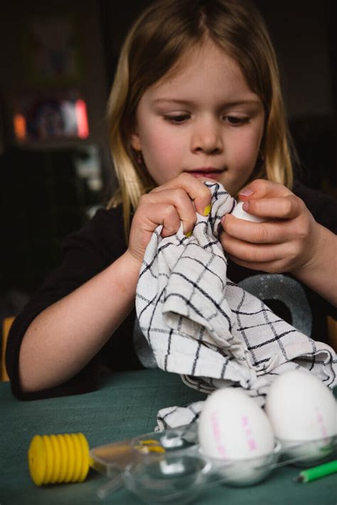 Ey Ei! Wir färben bunte Eier mit unserer DIY Ostereier Malmaschine