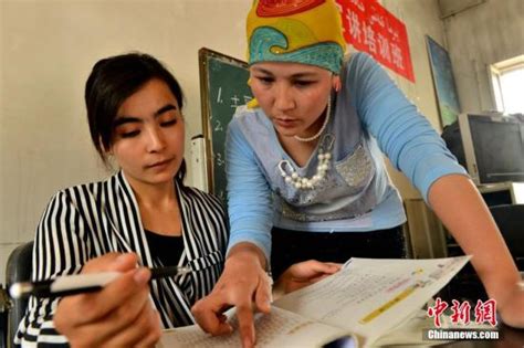 维吾尔族女大学生暑假返乡免费教农村孩子学汉语（图）——人民政协网